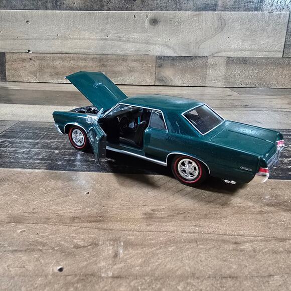 1965 Pontiac GTO Green Diecast Model Car 1:24 Scale - Picture 7 of 9